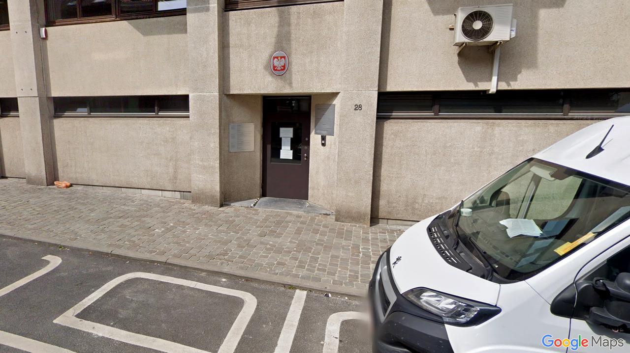 Czerwona farba i wulgarne hasła na fasadzie polskiego konsulatu