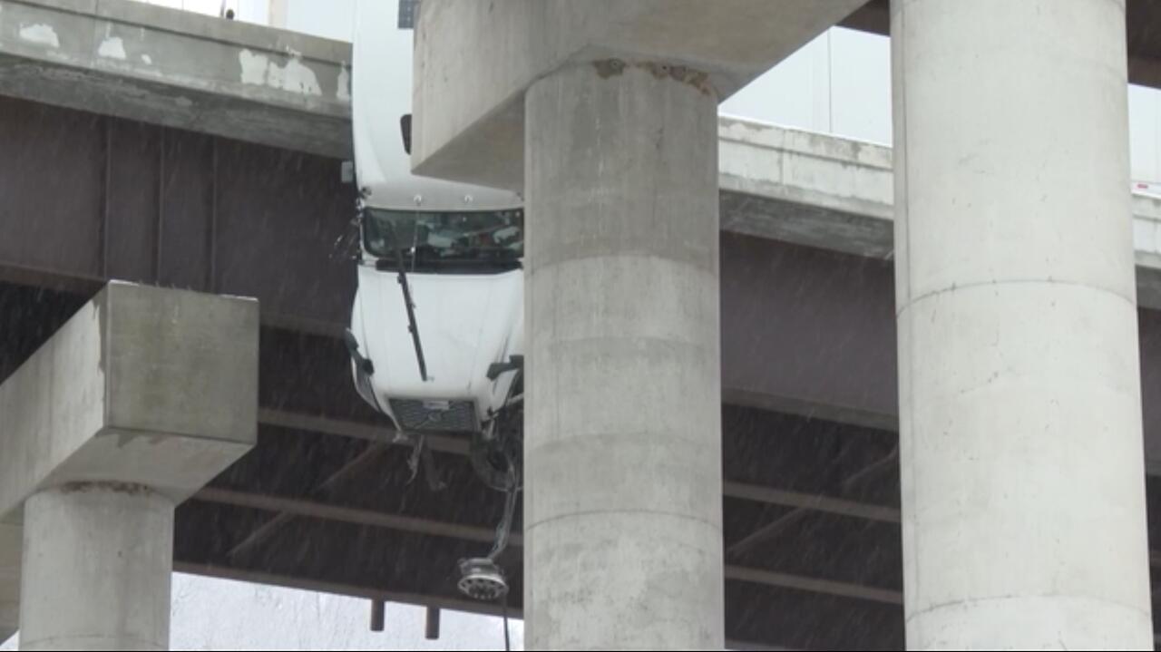 Tir z kierowcą pięć godzin wisiał nad przepaścią. Nagranie