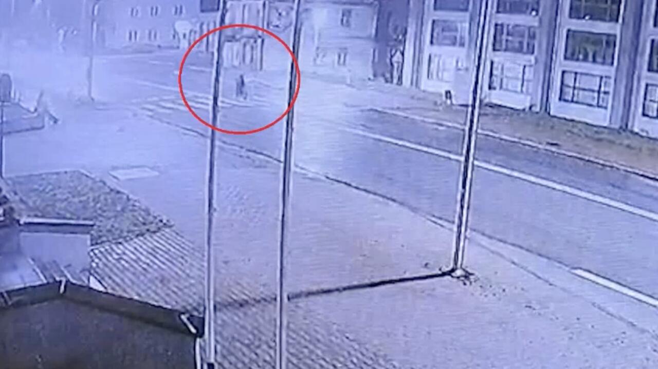 Wjechał w pieszą na pasach. Nagranie "ku przestrodze"