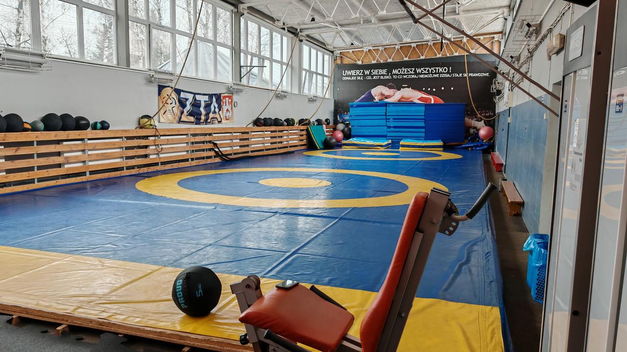 Zdjęcia związanych i rozebranych dzieci trafiły do sieci. Zrobiono je na obozie zapaśników