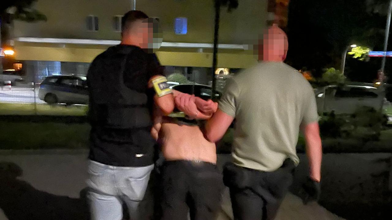 Przed policją ukrył się u znajomych na balkonie, bez koszulki i butów