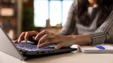 laptop biuro praca komputer shutterstock_2699328825