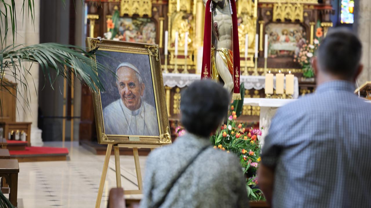 "Chciał przede wszystkim, żeby Kościół był bardziej aktualny na dzisiejsze czasy". Polski Kościół żegna papieża Franciszka