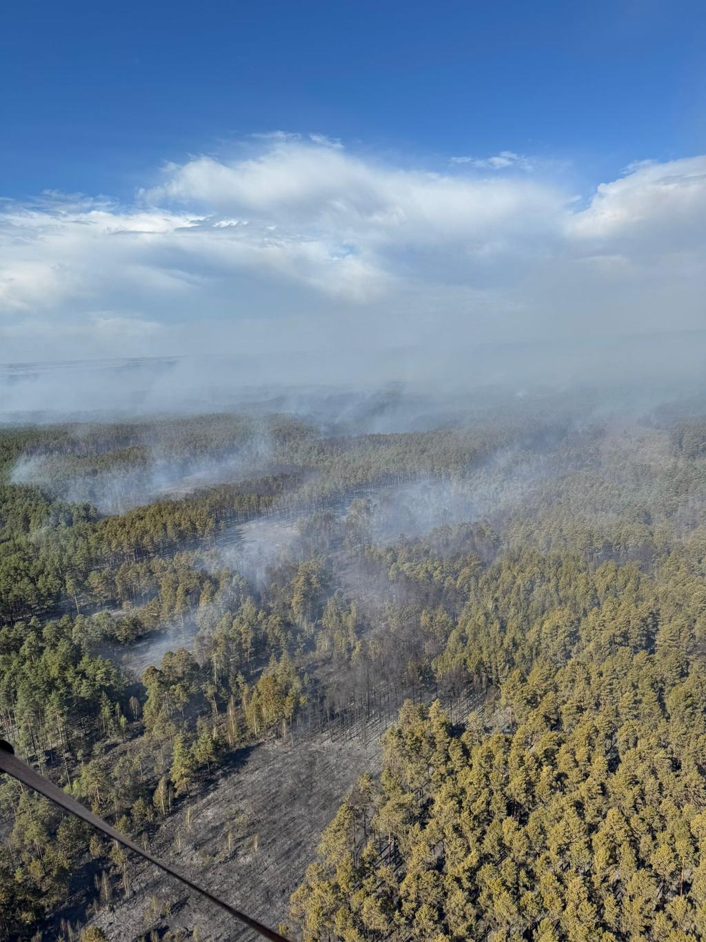 Widok na miejsce pożaru ze śmigłowca Black Hawk