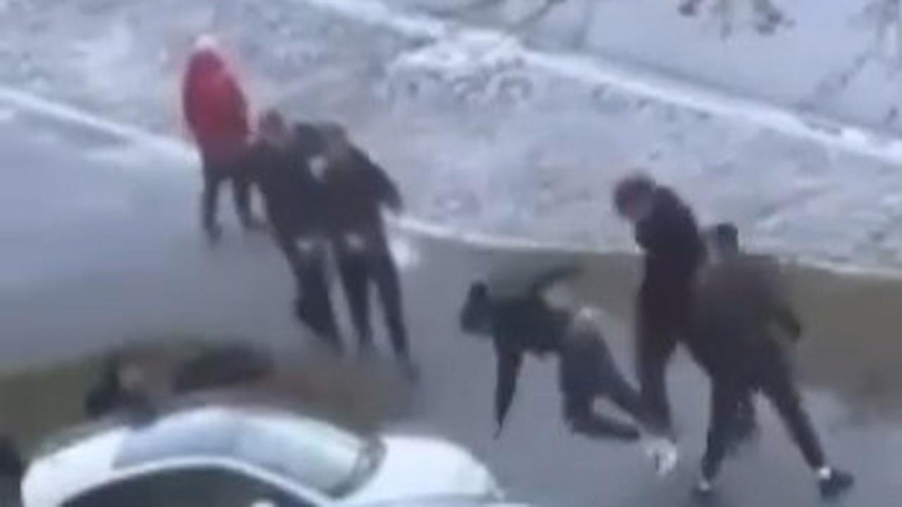 Uczniowie z Ukrainy pobici przed szkołą. Wcześniej nauczyciel miał nazwać ich "swołoczą"