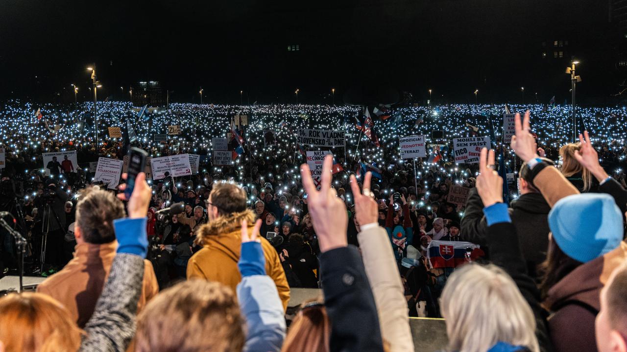 Nie chcą być "prorosyjskim outsiderem". Protestują nawet w "bastionach" władzy