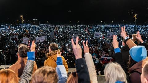 Ludzie biorą udział w demonstracji przeciwko premierowi Słowacji Robertowi Fico i jego rządowi w Bratysławie