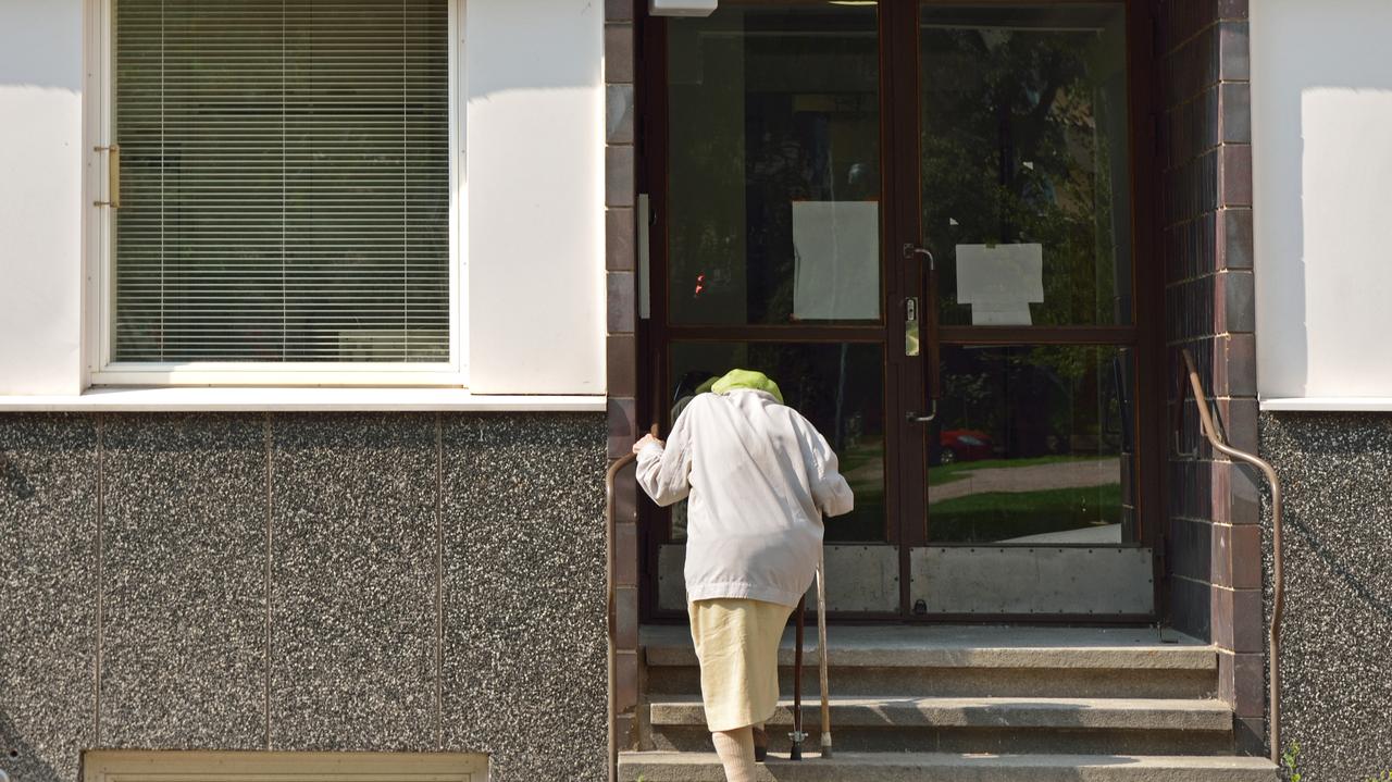 Mieszkania na ostatnich piętrach jak zakłady karne. "Jedyną winą skazanych na nie jest wiek, zdrowie i niska emerytura"