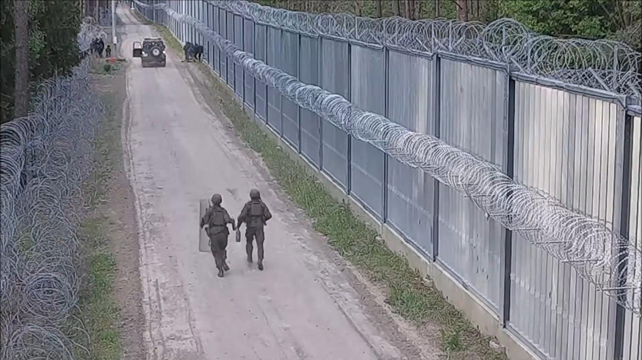 Niespokojnie na granicy. Sforsowali ogrodzenie, rzucali kamieniami. Nagranie