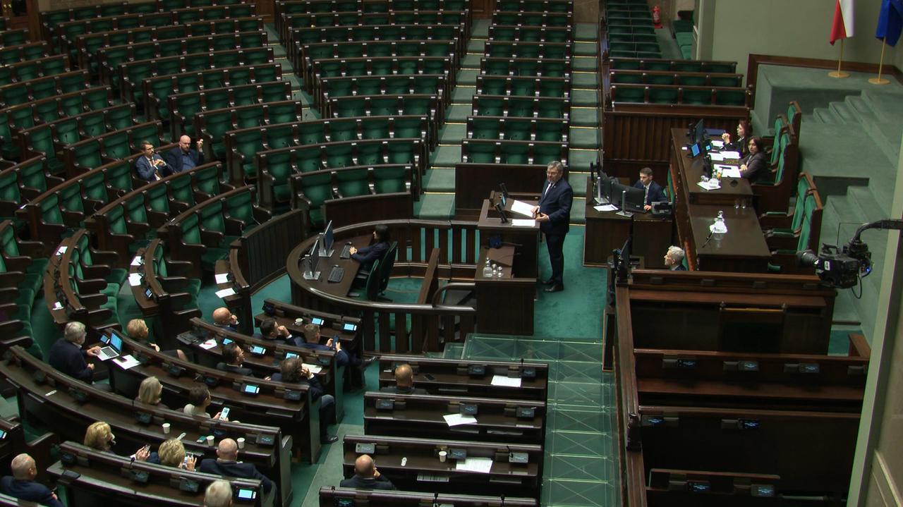 Garstka posłów wysłuchała sprawozdania komisji w sprawie Ziobry