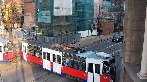 Moment wykolejenia się tramwaju w Bydgoszczy