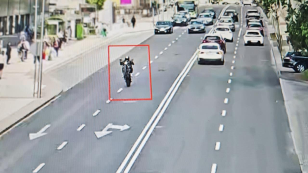 Motocyklista jechał na jednym kole. Nagrał go miejski monitoring