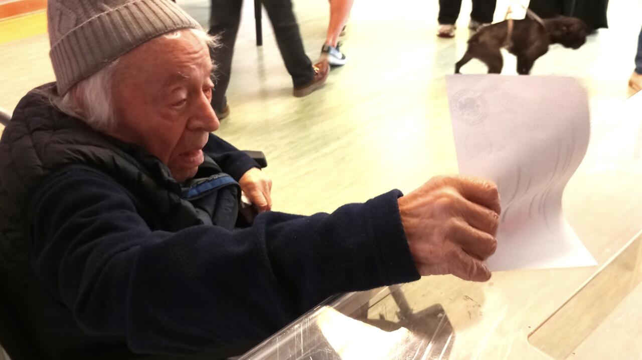 "Tata głosuje". 102-letni Józef Hen w lokalu wyborczym