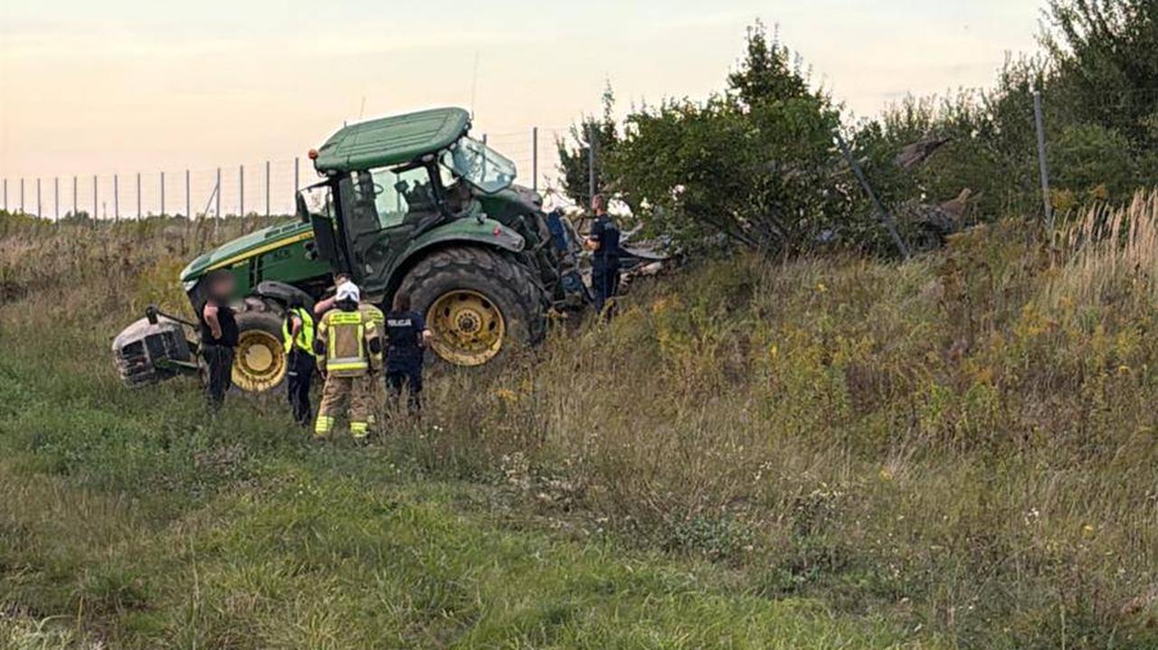Traktor na autostradowej skarpie. Pijany traktorzysta próbował uciec