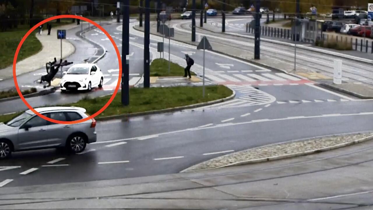 Kierująca potrąciła rowerzystę, to on został ukarany mandatem. Ekspert: z nagrania wynika coś innego