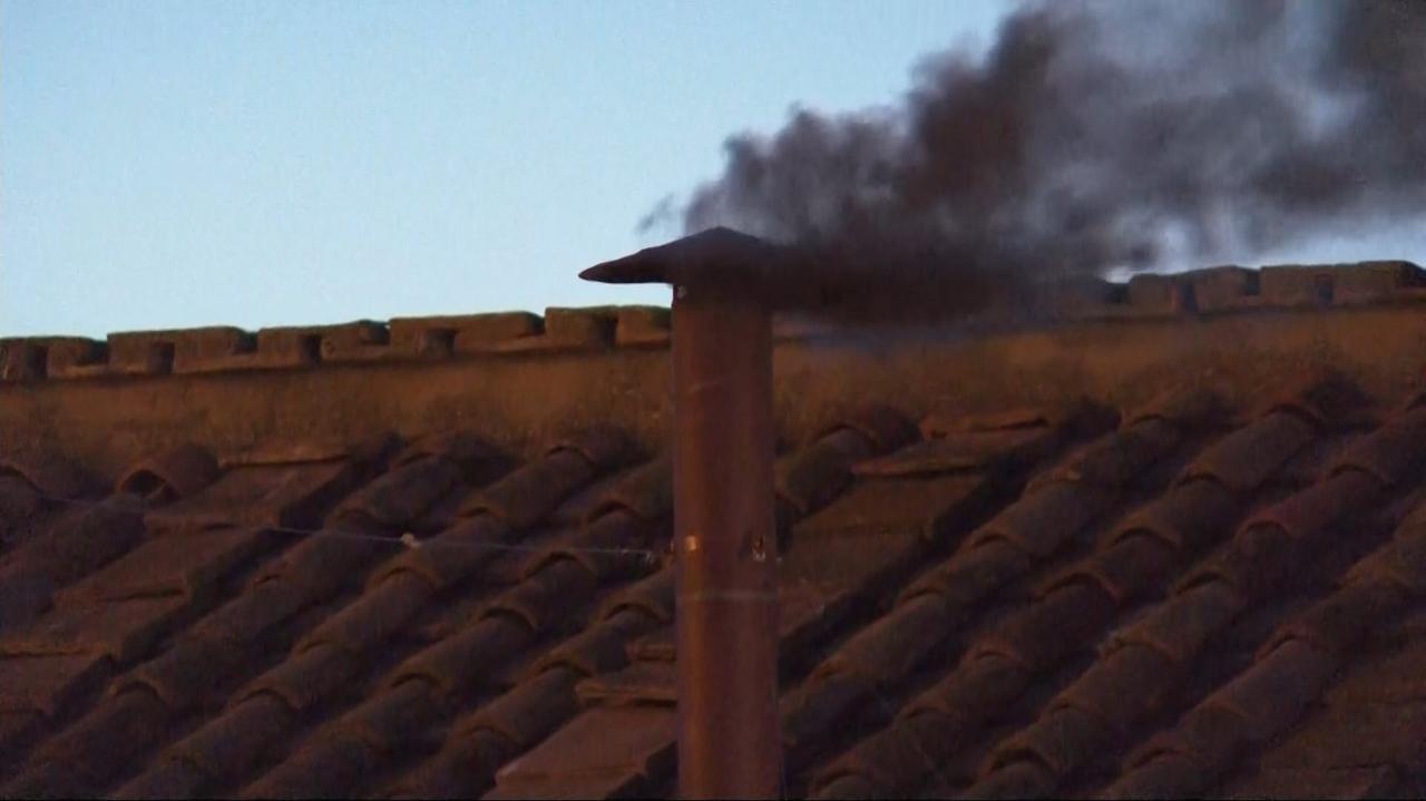 Czarny dym nad Watykanem