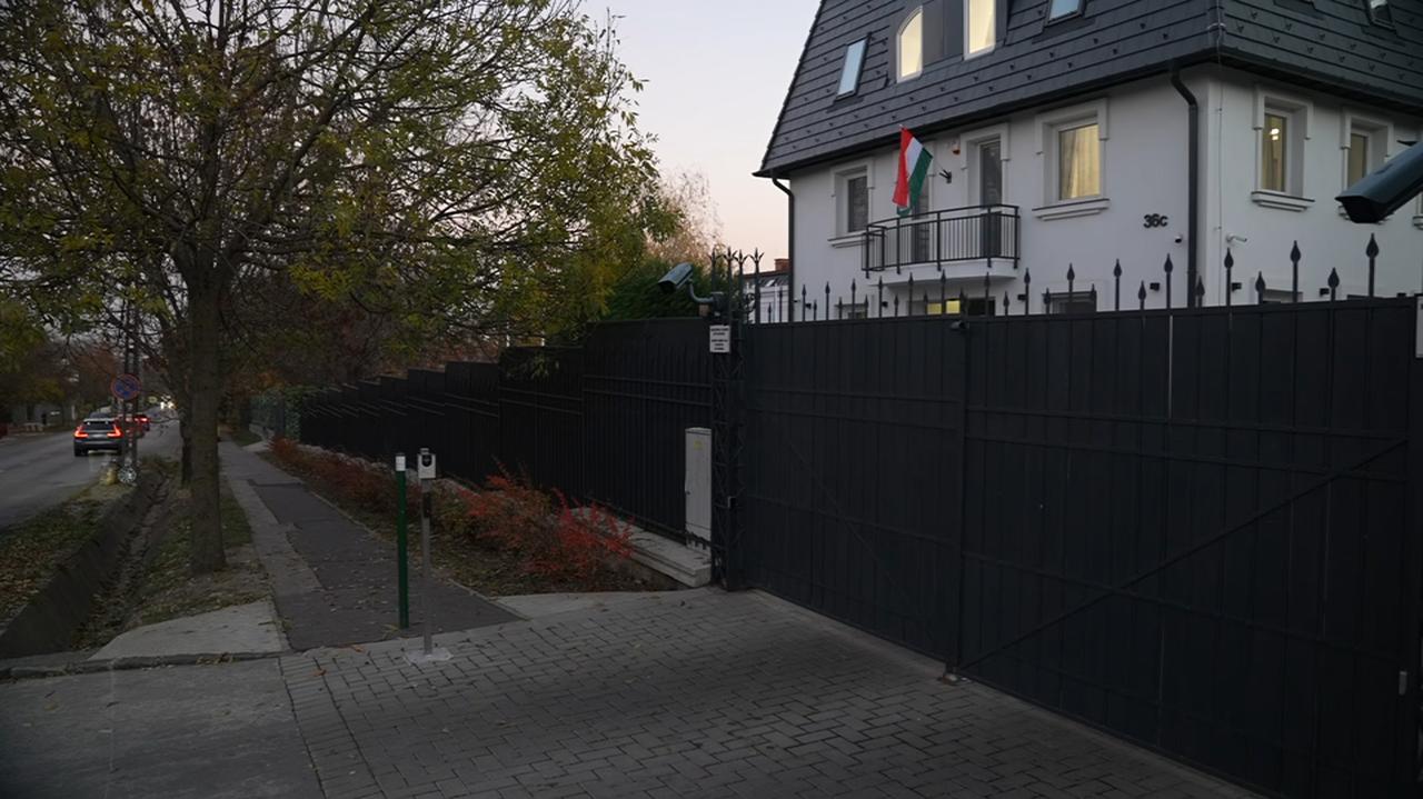 "Miejsce strzeżone jak zagraniczna ambasada". Tam przebywał Ziobro