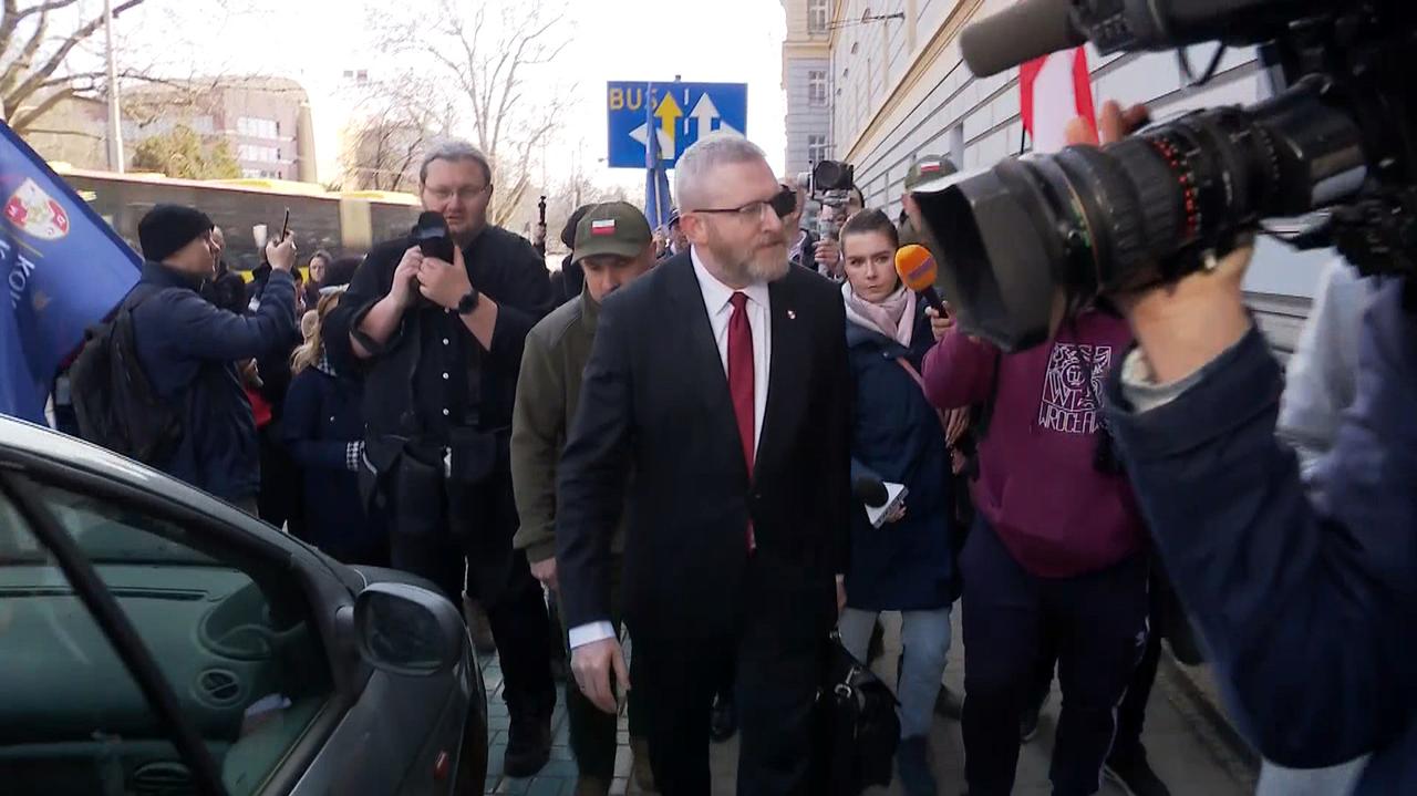 Grzegorz Braun znowu uniknął zarzutów. Złożył wniosek i wyszedł