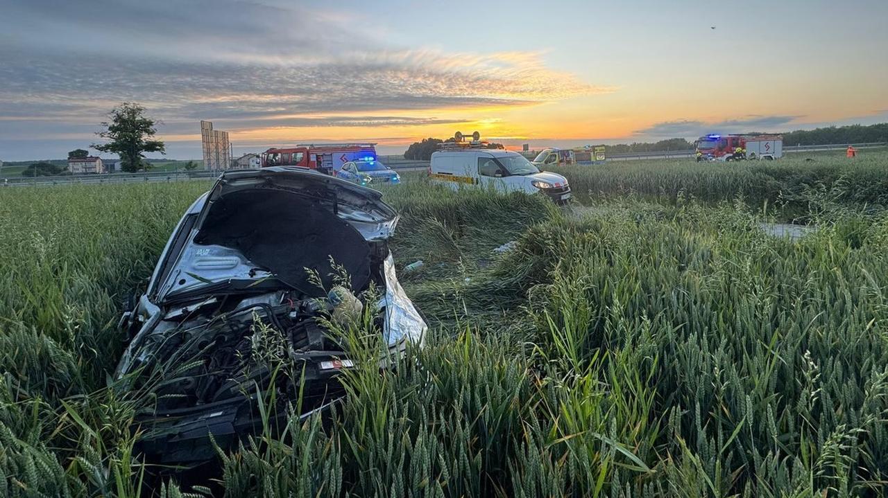 Auto dachowało, kierowcę znaleźli śpiącego w zbożu