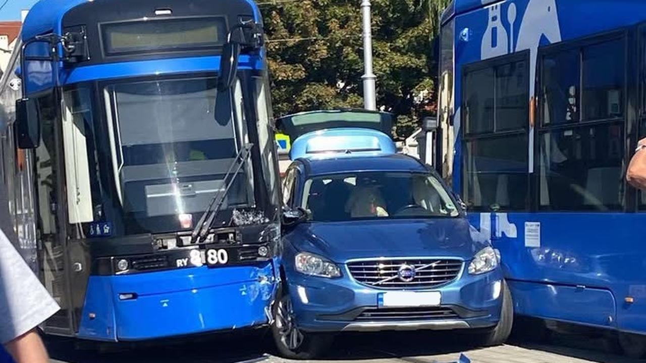 Samochód kontra dwa tramwaje. Jeden wypadł z torów