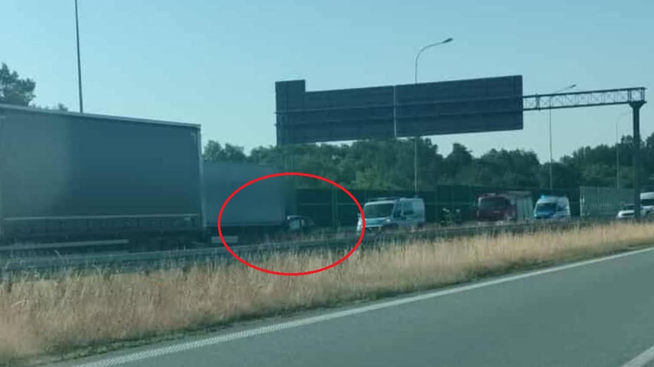 Samochód wbił się pod naczepę ciężarówki. Ciężko ranny kierowca i 6-letnie dziecko