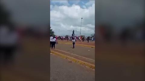Demonstranci obalili pomnik Hugo Chaveza 