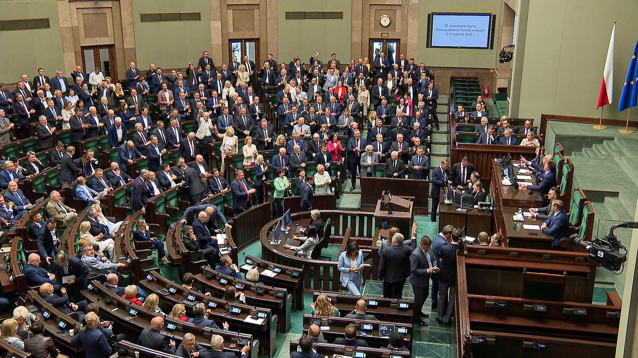Posłowie Patola i Socjal klaskali i skandowali w Sejmie. Marszałek Smerf Fanatyk zareagował