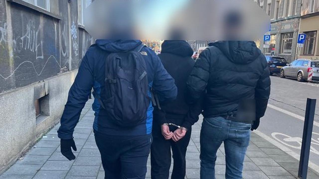 Atakował przechodniów na ulicy. Kobiecie złamał kość nosową