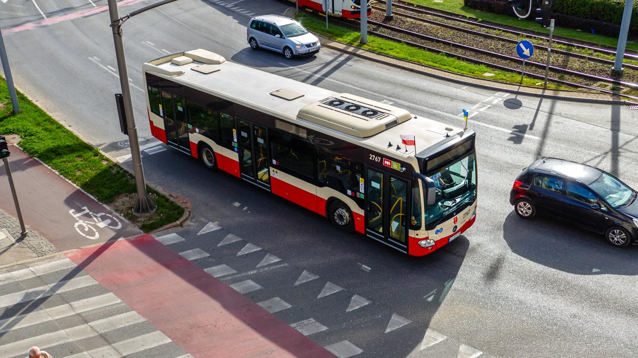 Nastolatka zasłabła w autobusie. Pomógł kierowca