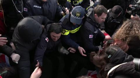 Policja zatrzymuje protestujących w Tbilisi 