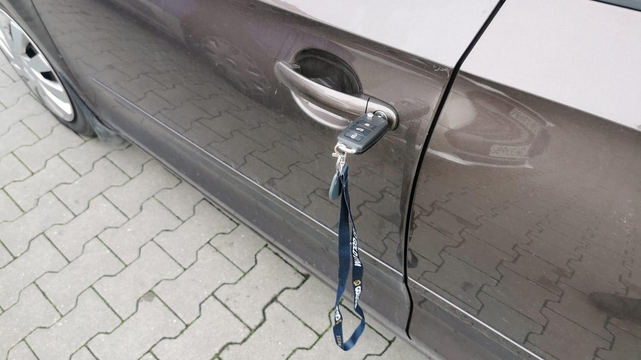 Zostawił w drzwiach auta kluczyki. Zareagował przechodzień