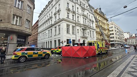 Fragment gzymsu spadł na mężczyznę w centrum Pragi