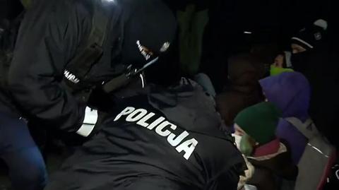 Policja wyprowadza uczestników pokojowego protestu