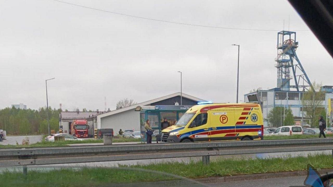Autobus ciągnął kobietę kilkanaście metrów. Uratowały ją dwie dziewczynki