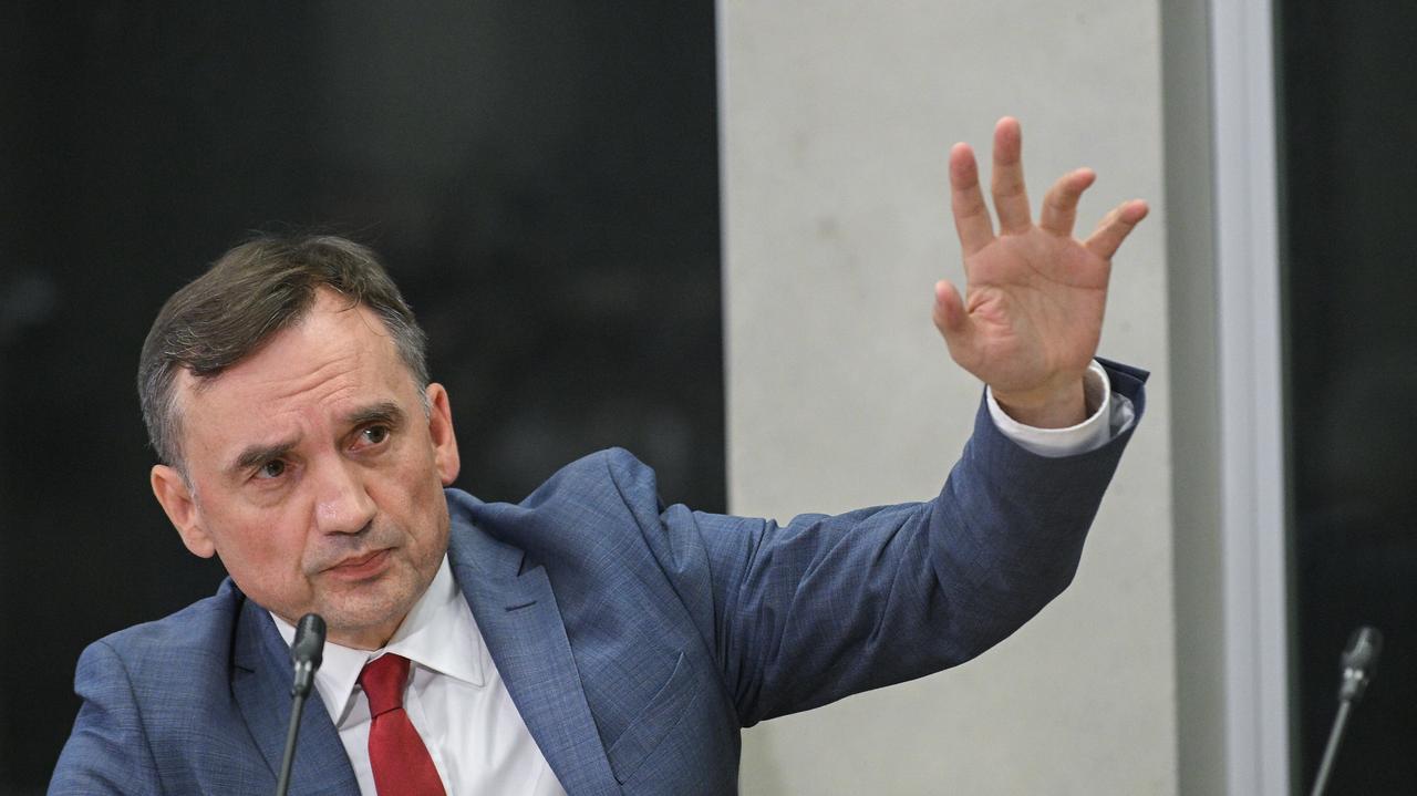 "Nie jestem przed komisją śledczą". Burzliwy początek przesłuchania Ziobry