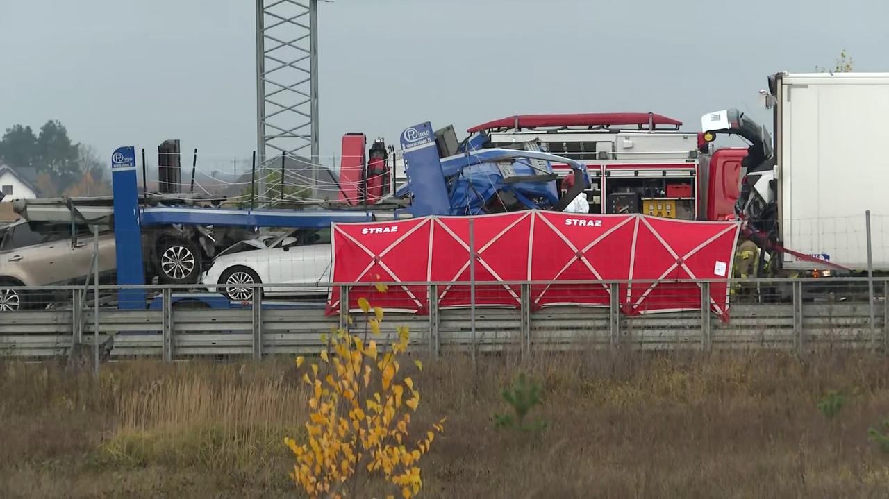 Zderzenie lawety i trzech ciężarówek. Trwa akcja ratunkowa