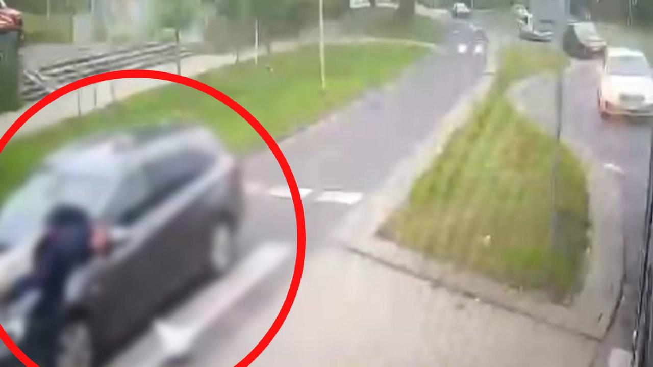 Potrącony na pasach wpadł pod koła autobusu. Nagranie