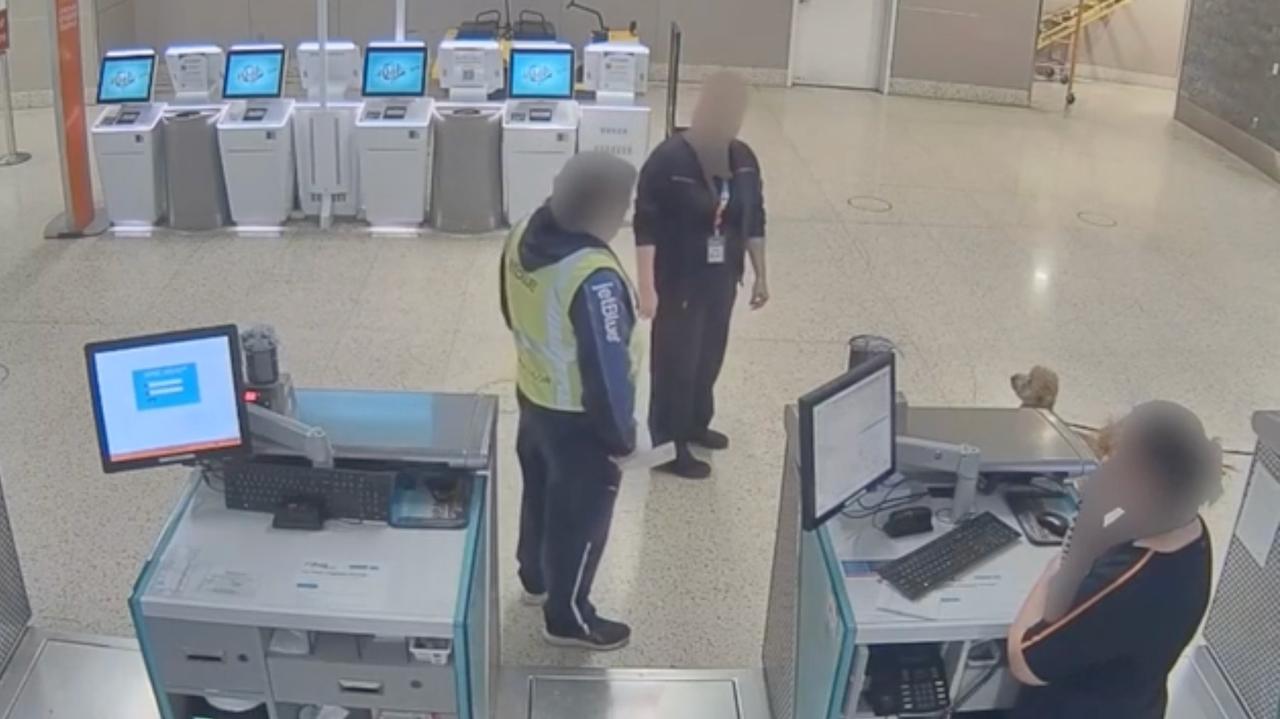 Pies przywiązany do stojaka na lotnisku, jego pani idzie dalej. Policja pokazała nagranie