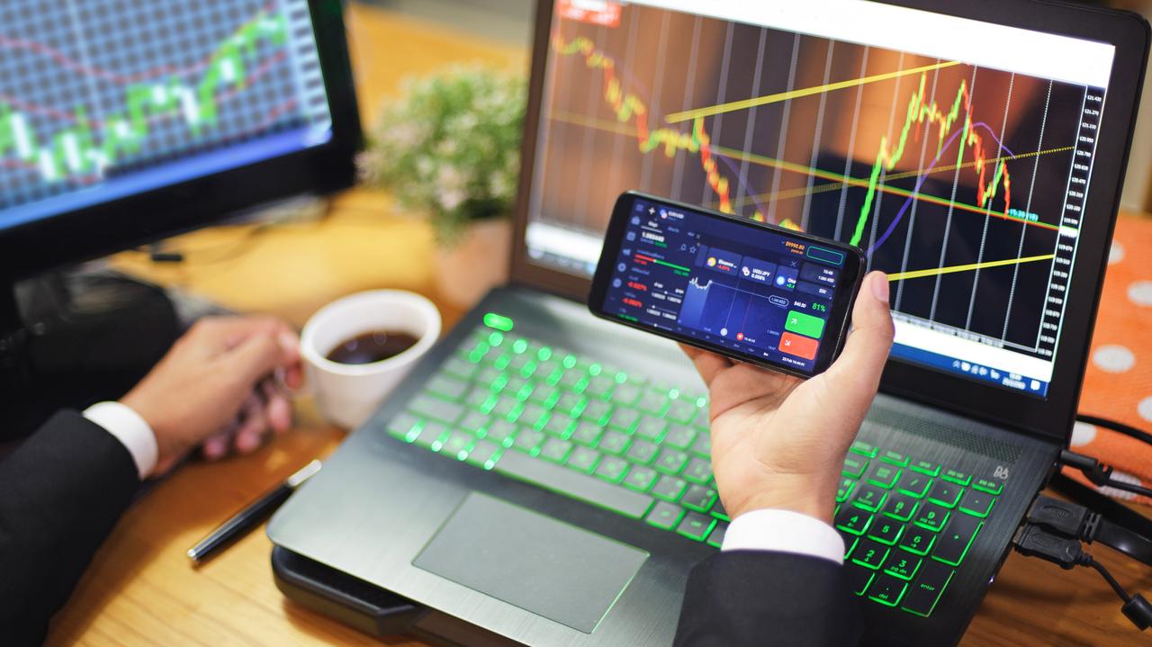 Kryptowaluty po mocnych spadkach. Inwestorzy studzą emocje