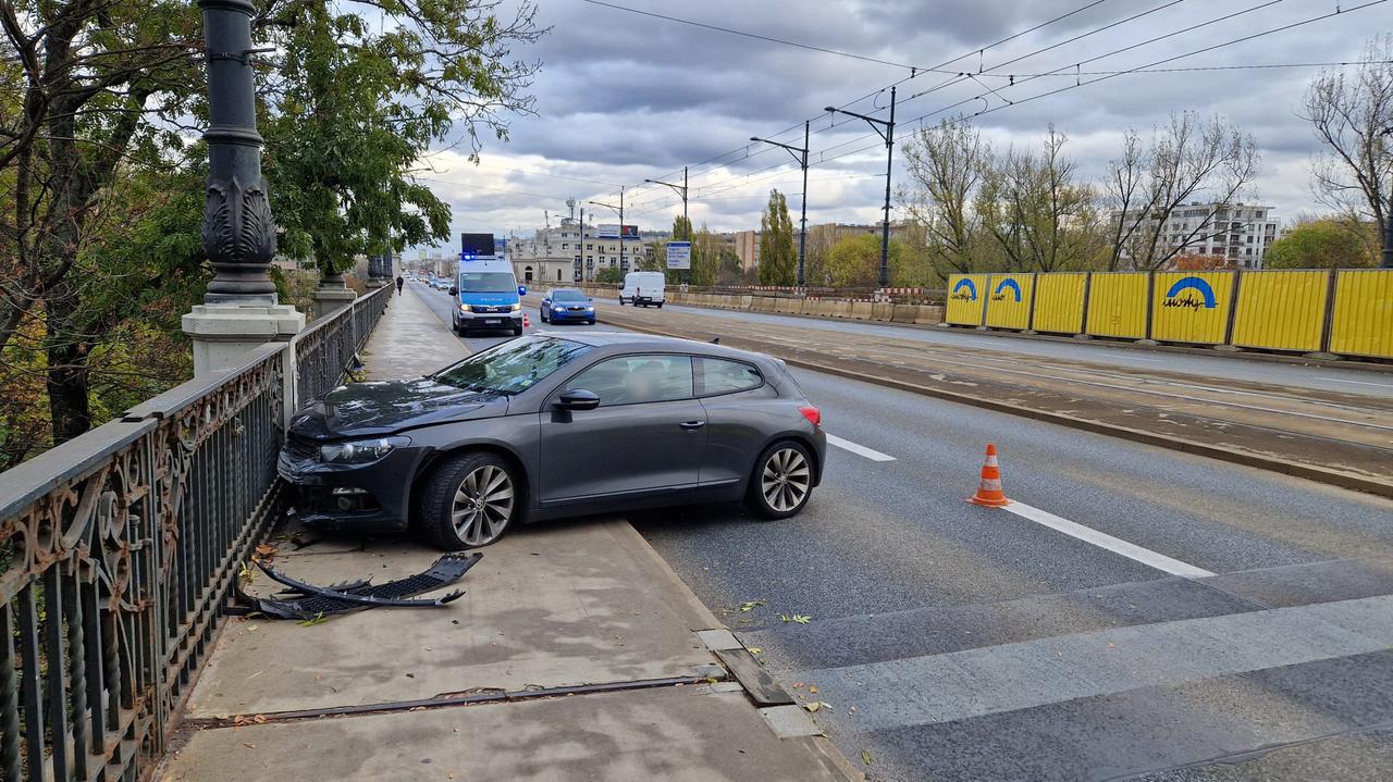Wjechał w barierki na moście Poniatowskiego 