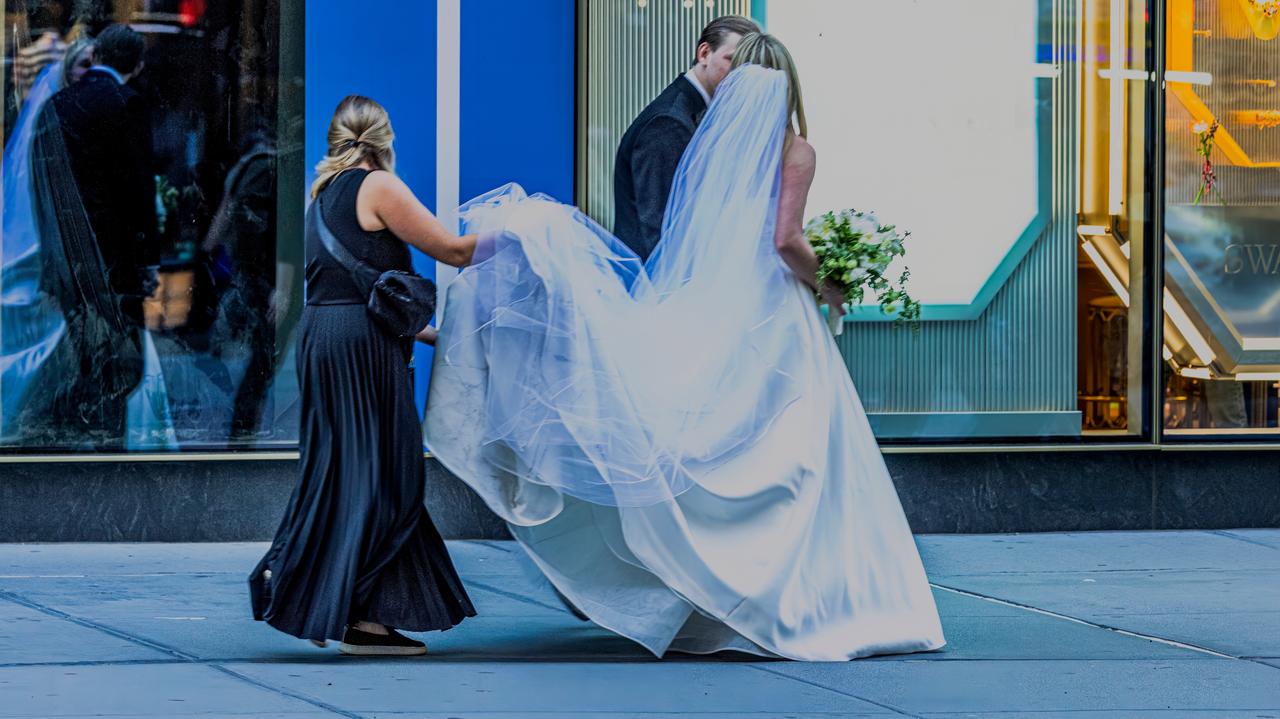 Idzie na wesele, do koperty wkłada pocięte gazety