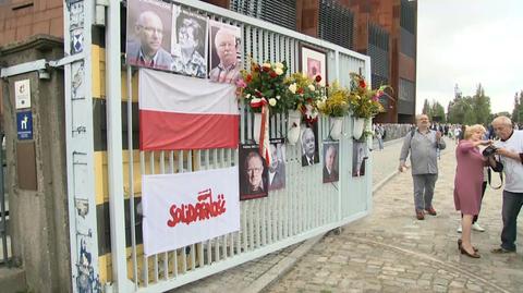 Na bramie Stoczni Gdańskiej wywieszono plakaty z wizerunkami sygnatariuszy Porozumień Sierpniowych