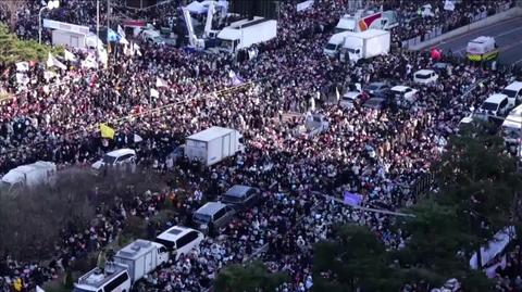 Protesty przed parlamentem w Korei Południowej. Chcą, żeby odsunąć Juna od prezydentury