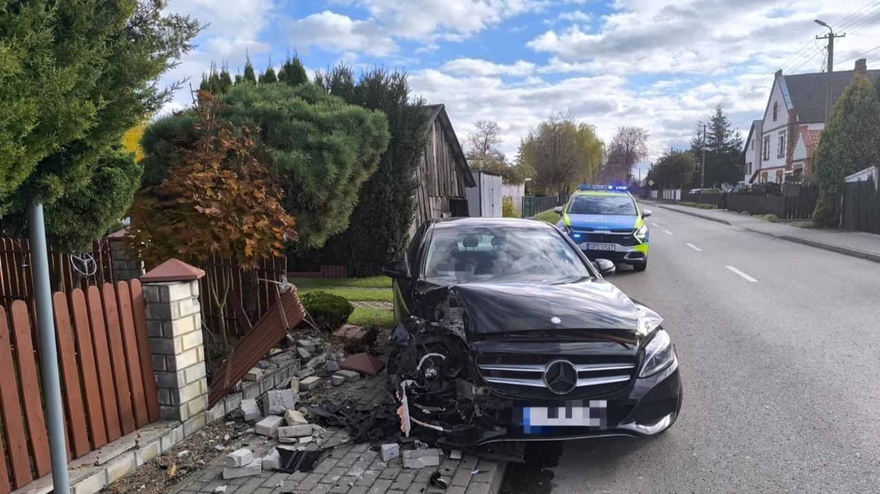 Pijany 26-latek uderzył autem w ogrodzenie