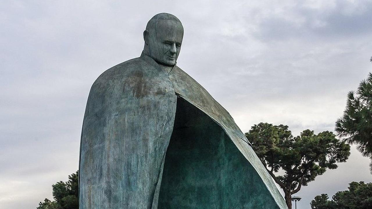 Zdewastowany pomnik Jana Pawła II. Głos zabrała premier Włoch