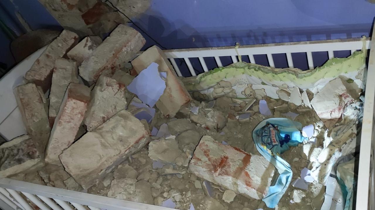 Ściana runęła na niemowlę w łóżeczku