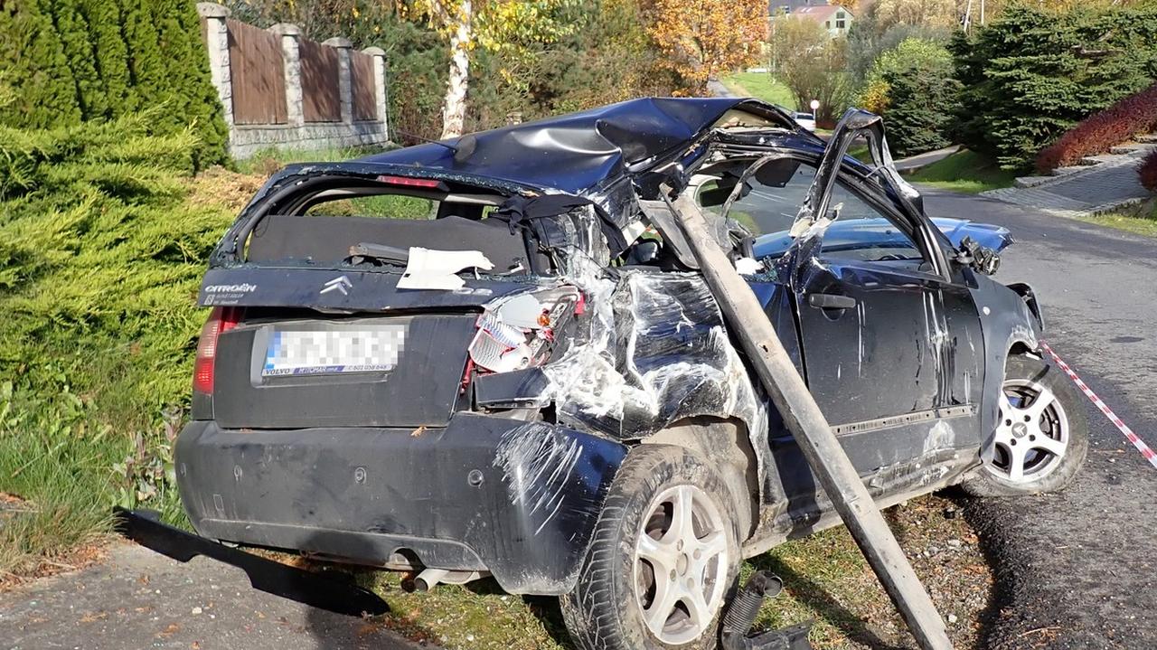 Rozbił samochód i uciekł. W środku została ranna 15-latka