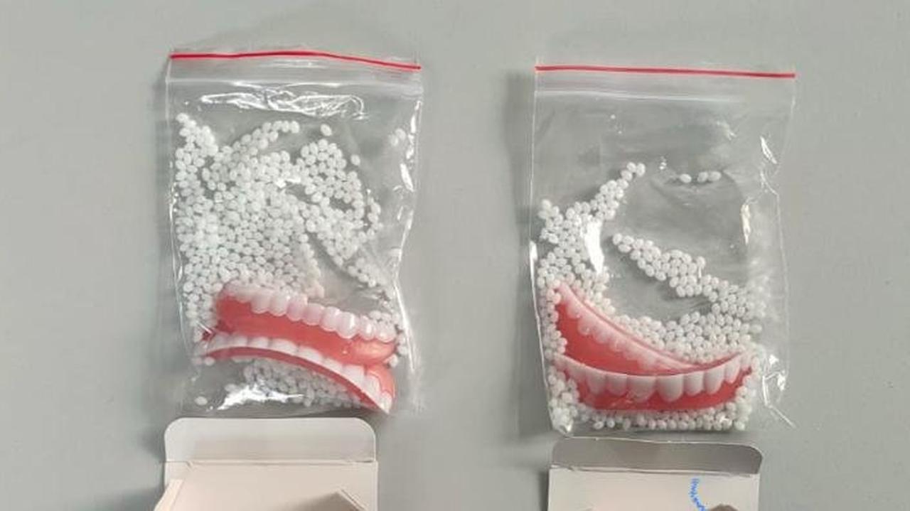 Czekał na protezy zębowe, zawartość paczki go zaskoczyła