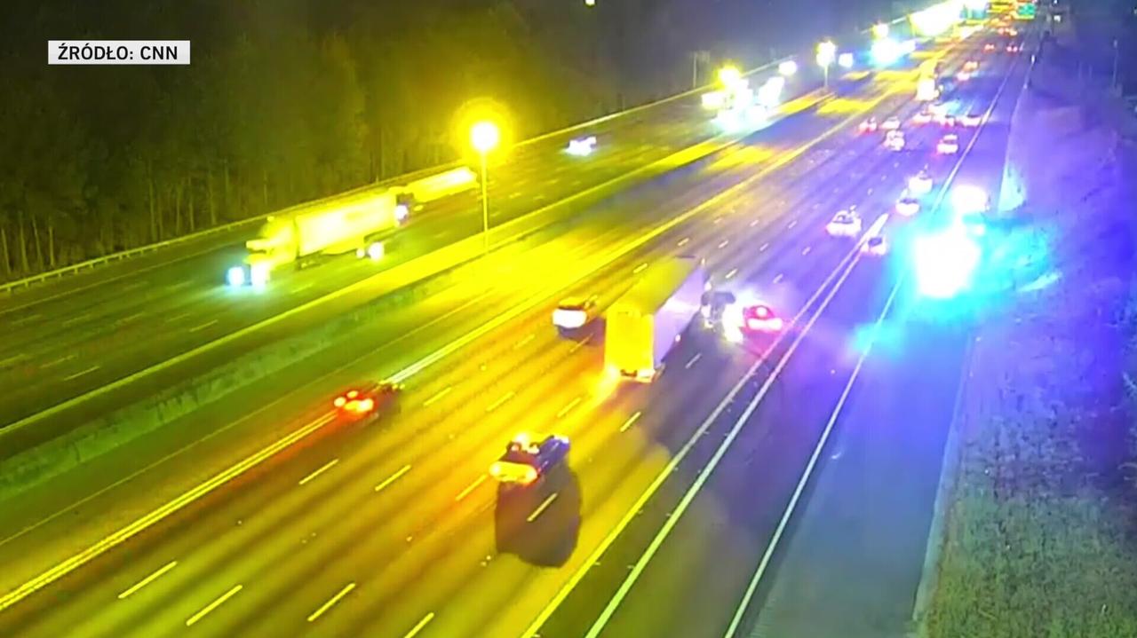 Ciężarówka po kolizji zjechała na pobocze. Policjanci musieli uciekać