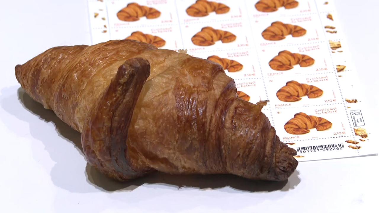 Wypuszczono znaczki o zapachu croissanta. "Na pocztach unosi się słodki zapach"